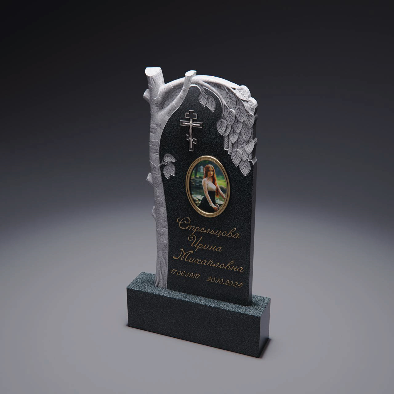 Резной памятник со стволом берёзы, листьями, крестом и арочным завершением